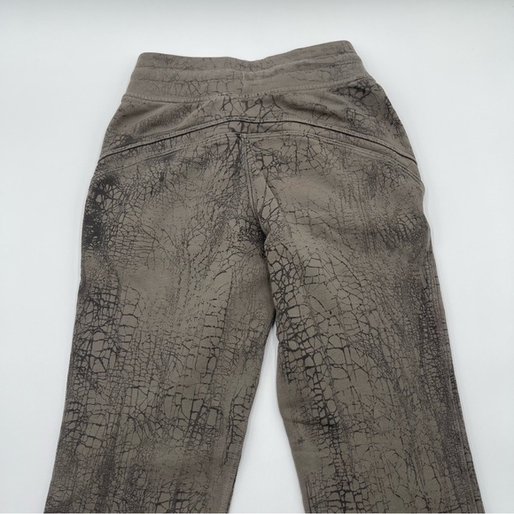 Lululemon Size 0 Warm Down Jogger 7/8 Length Thread Dye Rover Black Sweatpants - Picture 8 of 11